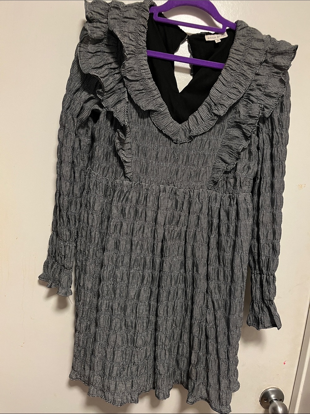 Moon River Black & White Ruffle V-Neck Long Sleeve Smocked Dress NWT